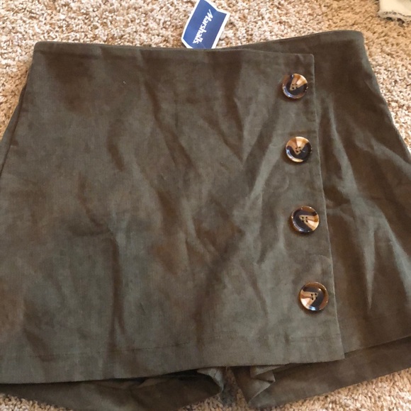 URBAN Romantics Pants - green skort with turtle shell buttons